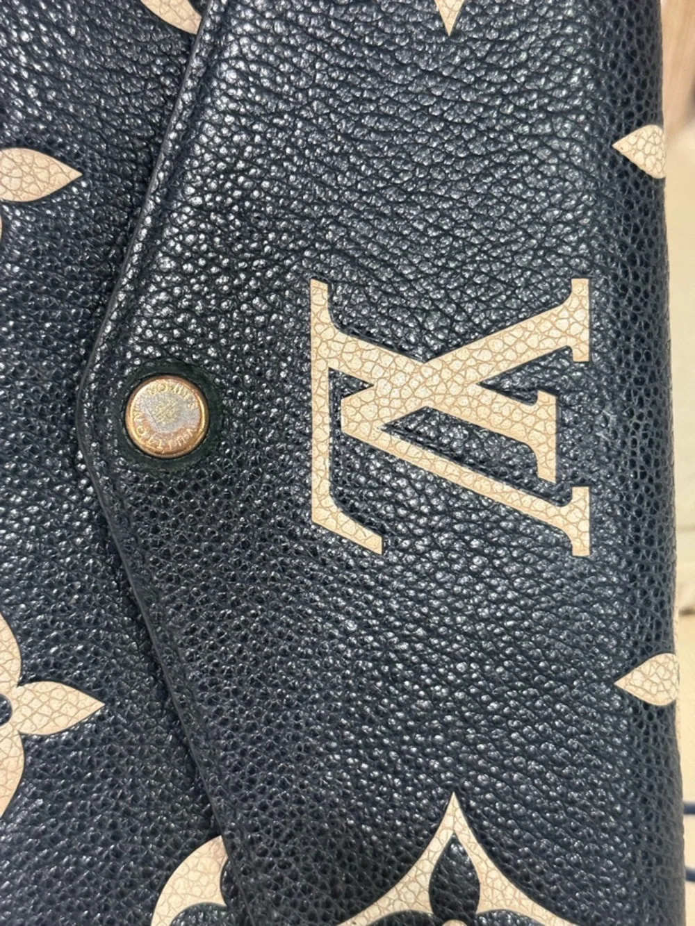 Louis Vuitton Sarah Wallet in Bicolor Monogram Empreinte leather - Picture 6 of 10